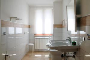 BoianoNelle Stanze Del Matese的白色的浴室设有水槽和卫生间。