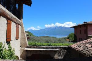 托斯科拉诺-马德尔诺Albergo CAVALLINO 10的享有山脉和水景。