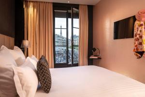 巴黎巴黎艾菲尔铁塔之旅第一酒店的酒店客房设有床和窗户。