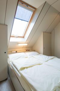 比特亨巴赫Zentrum Worriken Holiday Cottages的一个小房间的一个床位,设有窗户