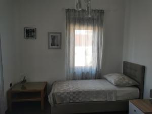 里耶卡Apartmani Nika的一间小卧室,配有床和窗户