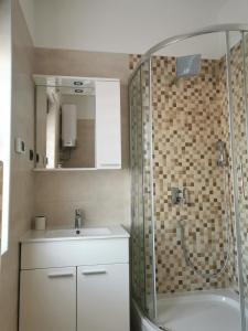 里耶卡Apartmani Nika的带淋浴和盥洗盆的浴室
