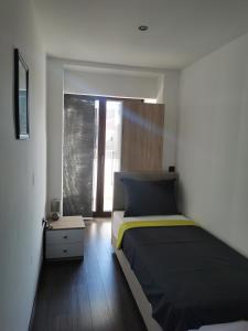 里耶卡Apartmani Nika的一间卧室设有一张床和一个大窗户