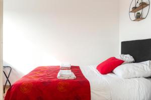 米卢斯Travel Homes - Le Rebberg, Superbe vue à Mulhouse的一张铺有红白色床单和枕头的床
