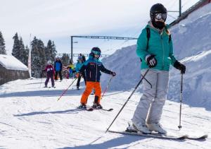 威拉尔-苏-罗伦Maison de Montagne Bretaye的一群人沿着雪覆盖的斜坡滑雪
