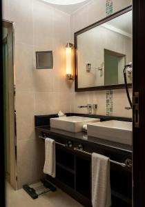 多哈Retaj Salwa Resort & Spa的一间带两个盥洗盆和大镜子的浴室