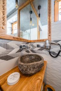 扎科帕内Willa Pod Niebem的木制柜台上带石水槽的浴室