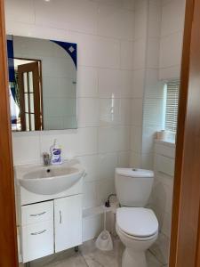 鲍里斯皮尔四季酒店的白色的浴室设有卫生间和水槽。