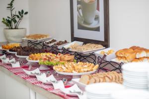 巴拉奈里奥-坎布里乌亚速尔群岛酒店的餐桌上的自助餐,包括不同种类的食物