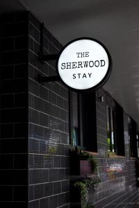 利斯莫尔The Sherwood Hotel的挂在建筑物上的书房的标志