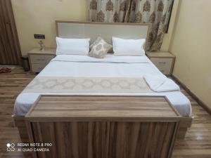 兰奇The Candy Suites的卧室配有一张带白色床单和枕头的大床。