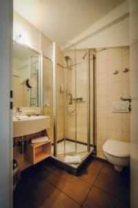 班贝格欧罗巴酒店的带淋浴、盥洗盆和卫生间的浴室