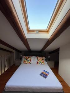 凯拉斯科conGusto Apartments的一间卧室配有一张带天窗的床
