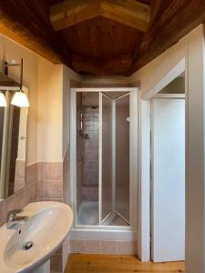 凯拉斯科conGusto Apartments的带淋浴和盥洗盆的浴室