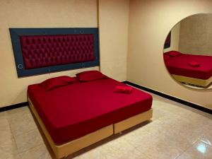 福塔莱萨Motel Emoções (Adults Only)的一间卧室配有红色的床和镜子