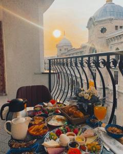 伊斯坦布尔Grand Sirkeci Hotel的一张餐桌,里面装满了食物,享有建筑的景色