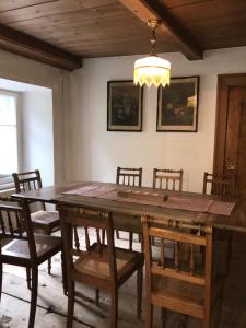 贝尔金Haus Buol Bergün的用餐室配有大型木桌和椅子
