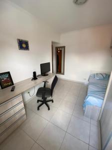 圣保罗Hospedagem Granville的一间卧室配有书桌、一张床和一台电脑