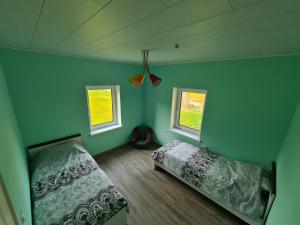 SondaSonda puhkemaja的一间卧室设有两张床和两个窗户。