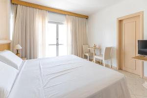 巴拉奈里奥-坎布里乌亚速尔群岛酒店的卧室配有一张白色的大床和一张桌子