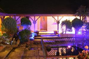 文特诺查莱湾农场酒店的一座房子,上面有紫色的灯门