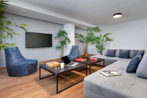 雅典Filopappou Hill Suites by Athens Stay的带沙发和电视的客厅