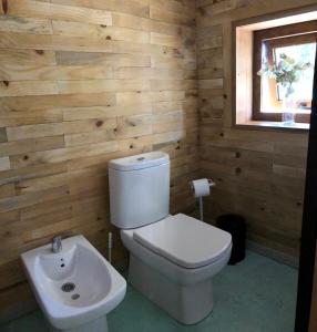 CholilaWau Purul, Cabaña 2的浴室配有白色卫生间和盥洗盆。
