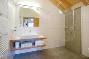 达米尔斯Appartements Berg 170的一间带水槽和淋浴的浴室