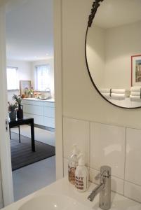纽南De Heerlykheid的一间带水槽和镜子的浴室