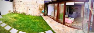 韦托维加Casa de Adonay 3的客房享有内部景致,设有绿色草坪。
