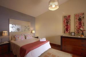 Madalena do MarSunset Sea Breeze的一间卧室配有一张大床和一个梳妆台