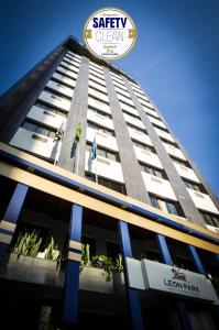 坎皮纳斯LEON PARK HOTEL e CONVENÇÕES - Melhor Custo Benefício的上面有标志的建筑