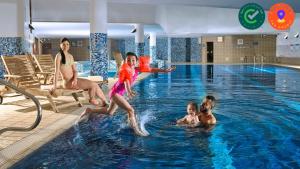 斯莱戈斯莱戈克莱顿酒店及休闲俱乐部的一群儿童在游泳池玩耍