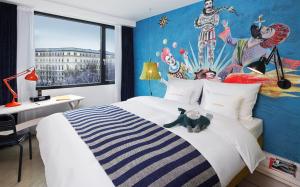维也纳维也纳博物馆区25小时酒店的一间卧室,床上有泰迪熊