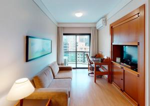 圣保罗伊斯坦广场纳克斯犹达斯酒店的带沙发、电视和书桌的客厅