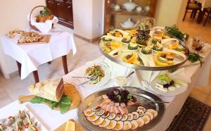 米兹多洛杰斯特拉马里斯别墅公寓式酒店的自助餐,餐桌上有许多不同类型的食物