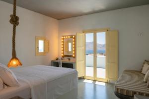 考弗尼西亚Pangaia Seaside Ηotel Adults Only的一间卧室配有一张床,享有海景