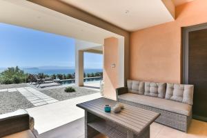Luxury Villa Mystique with Amazing Seaview的休息区