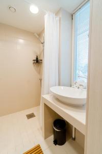 沃索Mere 38 Apartments的白色的浴室设有水槽和淋浴。