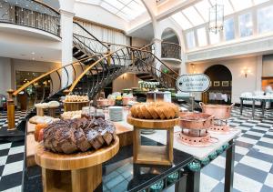 圣保罗博里尼埃斯坦广场酒店的展示着许多不同类型的面包的面包店