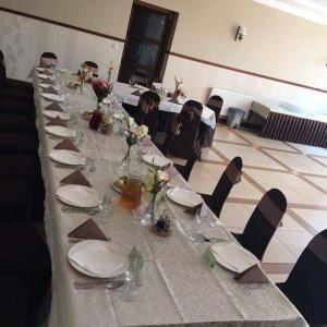 斯科尔茨Villa Kama的一张长桌,上面有盘子和餐巾