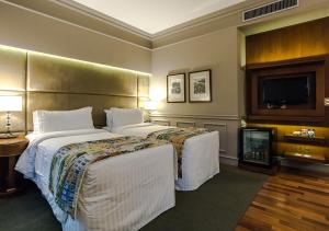圣保罗博里尼埃斯坦广场酒店的酒店客房设有两张床和一台平面电视。