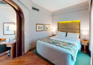 圣保罗博里尼埃斯坦广场酒店的酒店客房设有一张大床和一张书桌。