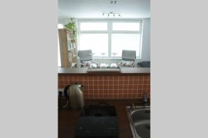 布拉迪斯拉发Apartmán - Dlhé Diely的厨房设有水槽和窗户。