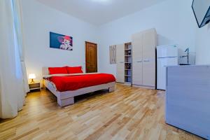 布拉索夫Old City Lux 2的一间卧室配有红色的床和冰箱