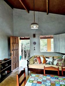 伊比科阿拉Espaço Terra Dourada, Ibicoara, Chap Diamantina的带沙发的客厅和部分窗户。