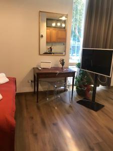 卡利亚里Living Downtown Codice IUN Q4645的客房设有一张带电视和镜子的书桌