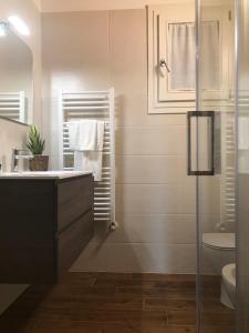 卡普里诺韦罗内塞Carmen de Nella Eco Lodge 4*的带淋浴、盥洗盆和卫生间的浴室