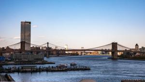 纽约Casa Cipriani New York的享有河流和城市的桥梁景色