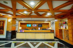 安卡拉New Park Hotel的餐厅内的酒吧设有木制天花板